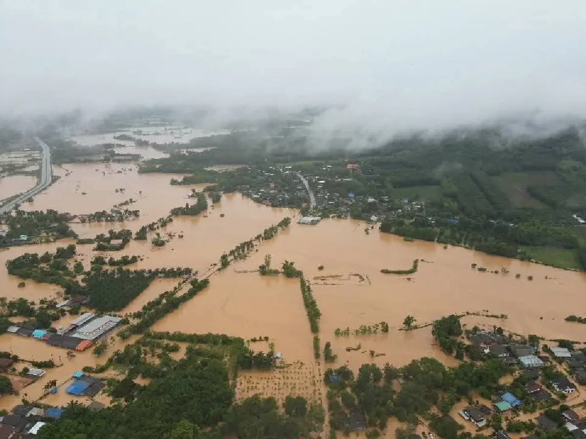 ฝนถล่มเชียงรายหนัก 5 อำเภออ่วม บ้านเรือนเสียหาย 4,400 หลัง ถนนขาด