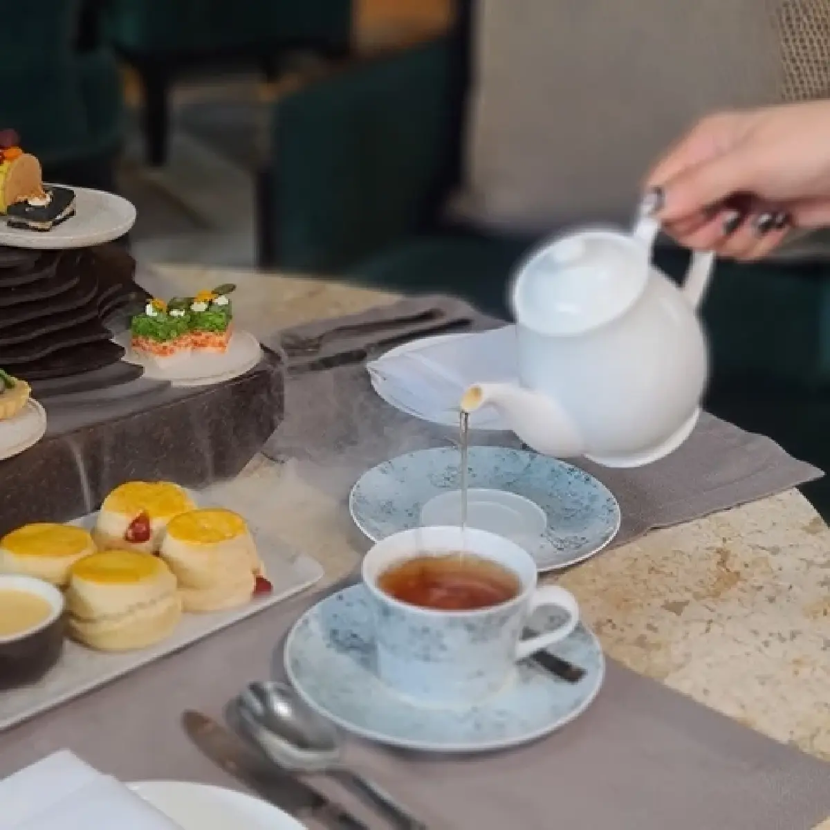 สำรับคาว-หวาน ‘ชุดน้ำชายามบ่าย’ โรงแรมสินธร เคมปินสกี้ กรุงเทพฯ