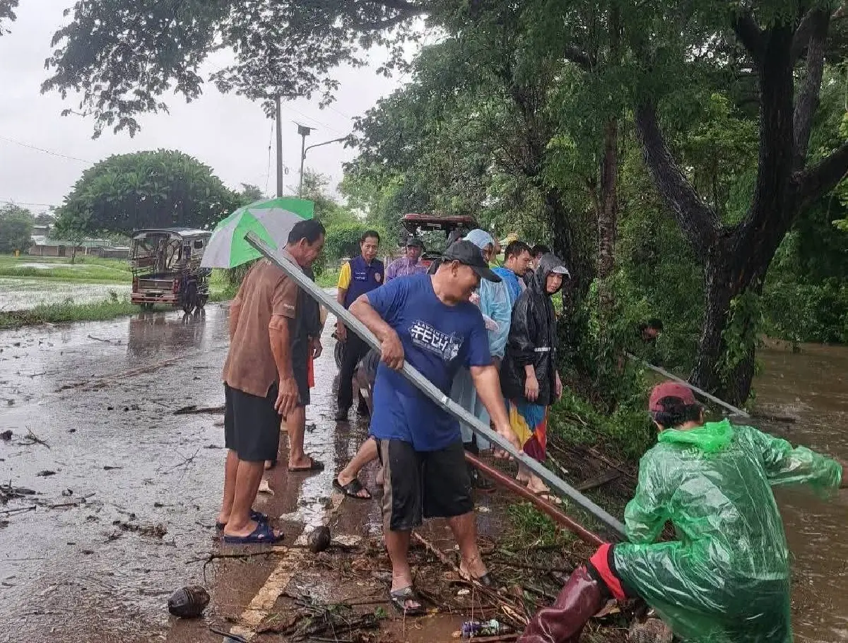 พายุฝนเข้าสกลนครอ่วม ฝนตกหนัก น้ำท่วมหลายอำเภอ ถนนขาด-หมูจมน้ำ