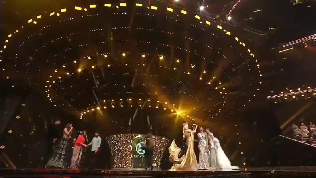 ทำไม ‘ป้าจู’ แห่งมงฟ้า เลือกใส่ชุดเดิมซ้ำในงาน Miss World 2025