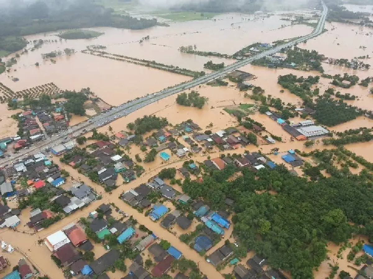 ฝนถล่มเชียงรายหนัก 5 อำเภออ่วม บ้านเรือนเสียหาย 4,400 หลัง ถนนขาด