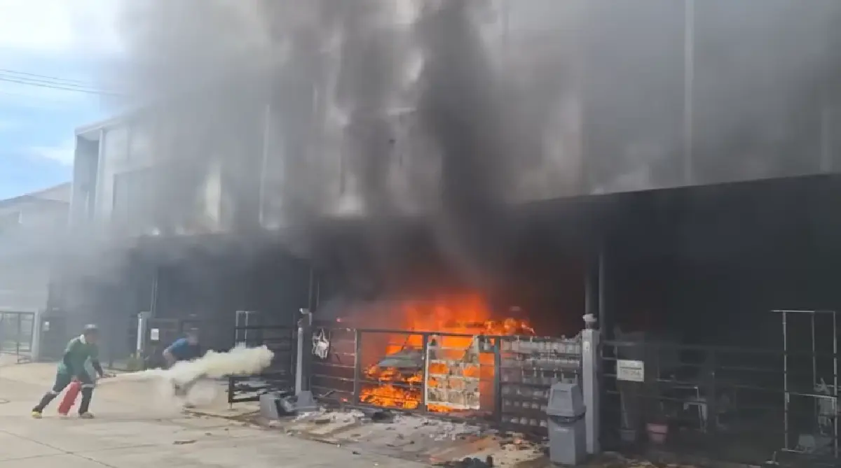 ไฟไหม้ทาวน์เฮ้าส์ หมู่บ้านดัง ราชพฤกษ์-รัตนาธิเบศร์ จนท.เร่งดับ