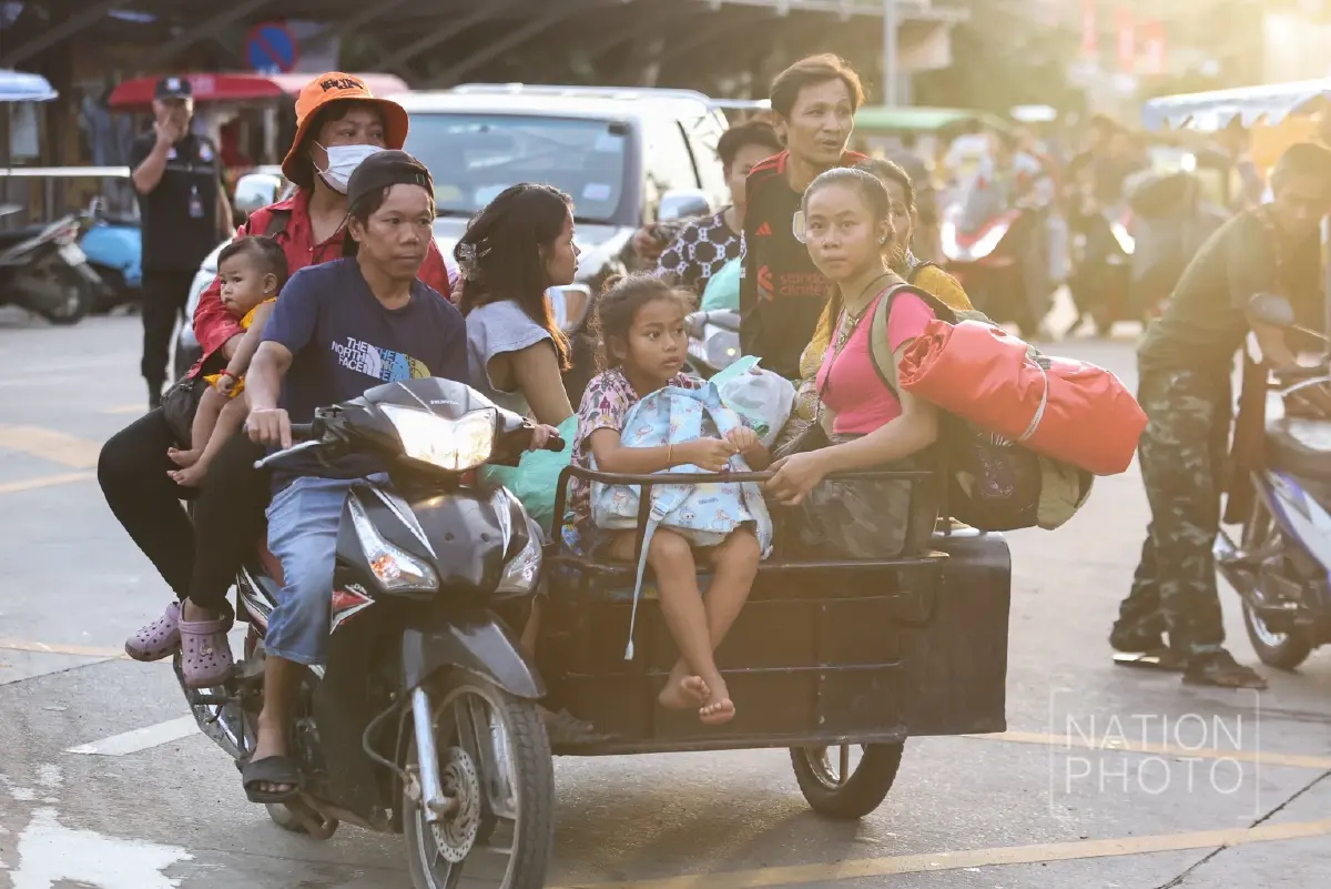 ชาวกัมพูชาแห่กลับภูมิลำเนา หลังเปิด 'ด่านบ้านคลองลึก' ชั่วคราว