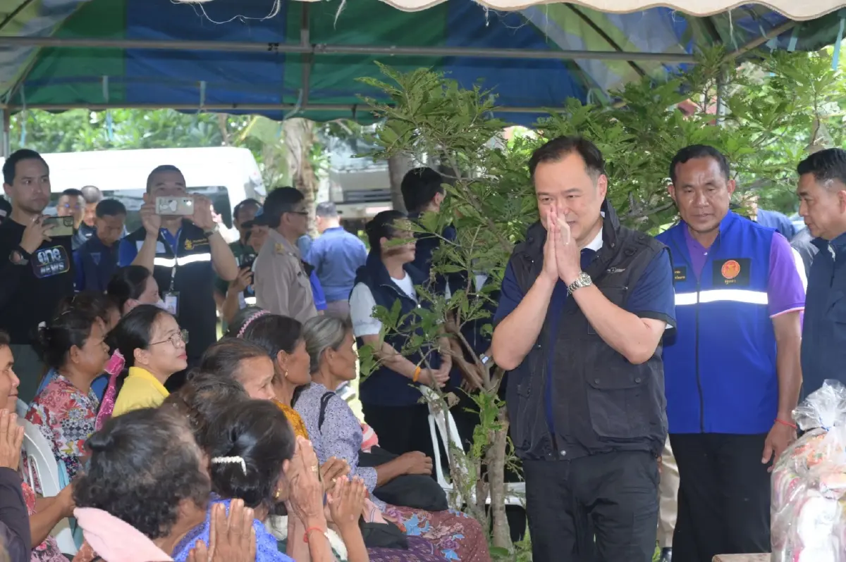 มท.1 ยกคณะ ให้กำลังใจประชาชน-เจ้าหน้า ชายแดนไทย-กัมพูชา