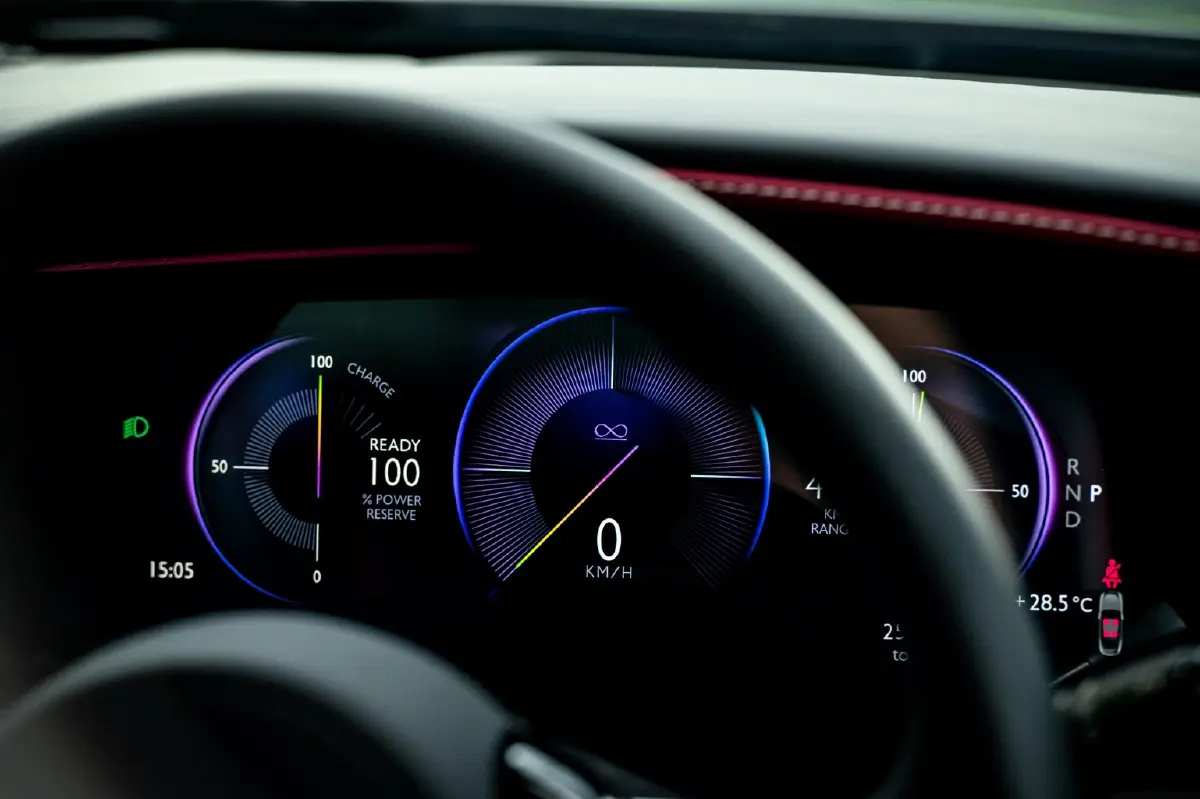 แรงสุดของ โรลส์-รอยซ์ 'แบล็คแบจ สเปกเตอร์' EV เริ่ม 41.5 ล้าน