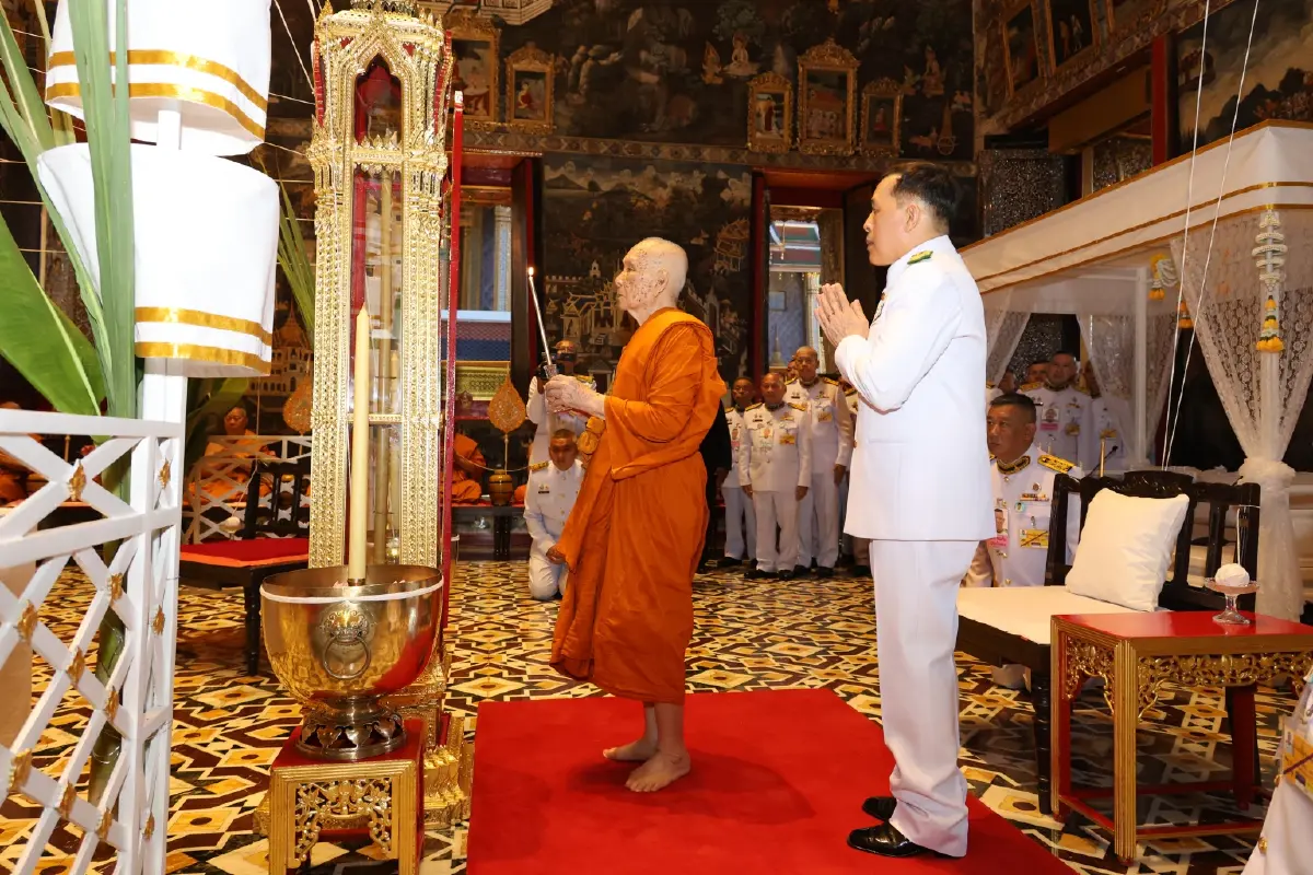 ในหลวง พระราชินี ทรงประกอบพิธีมังคลาภิเษกเหรียญพระบรมรูปพระบาทสมเด็จพระเจ้าอยู่หัว