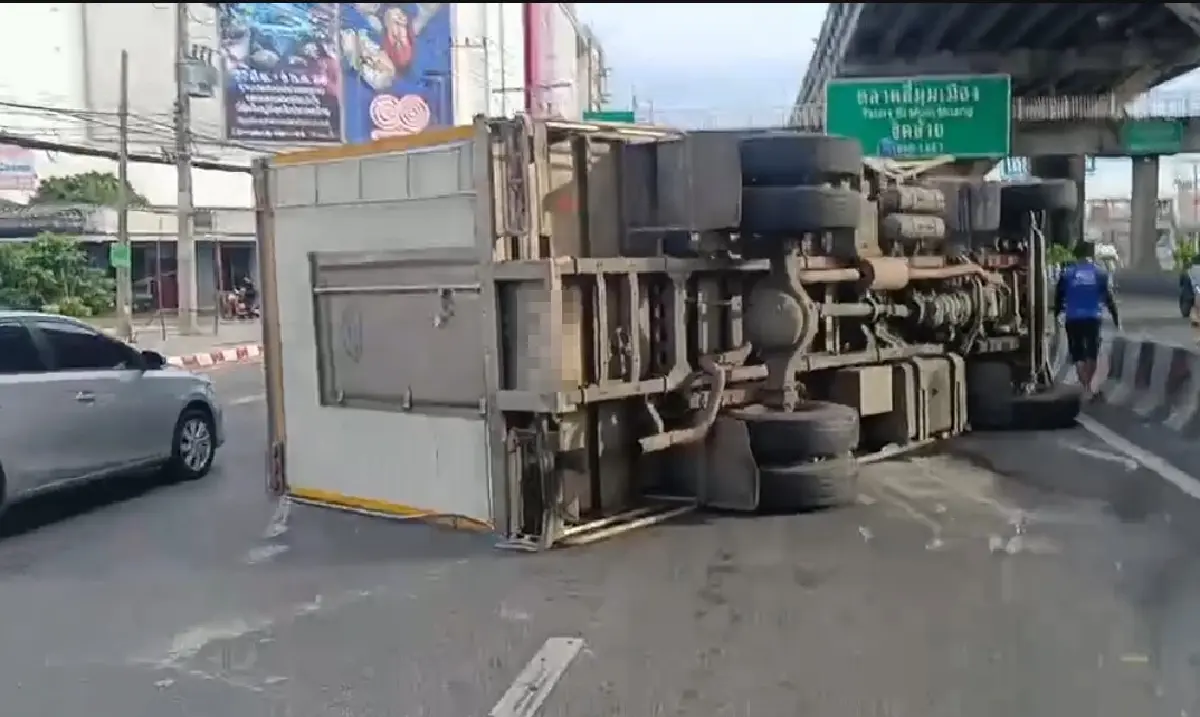 งานเข้า รถติด ถนนพหลโยธิน รถ 6 ล้อพลิกตะแคง ลงต่างระดับอนุสรณ์สถาน