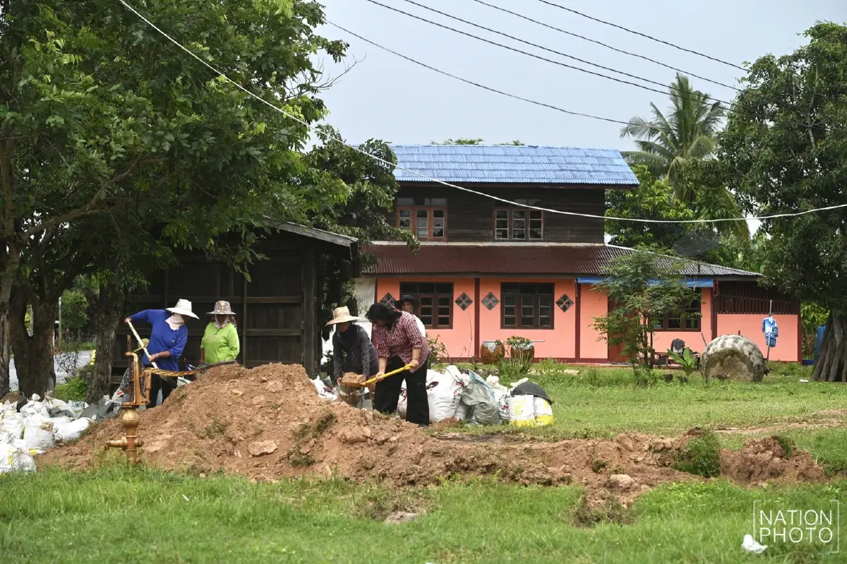 ชาวบ้านรวมพลังสร้างบังเกอร์หลบภัย พร้อมรับเหตุฉุกเฉินชายแดน