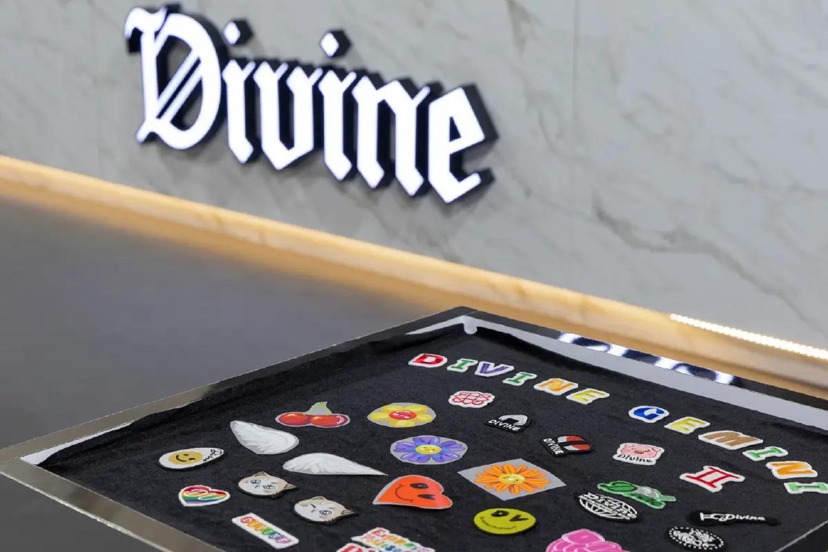 ครั้งแรกกับ DIVINE x SIAM CENTER 1st POP UP STORE ออกแบบโดย 'เจมีไนน์'
