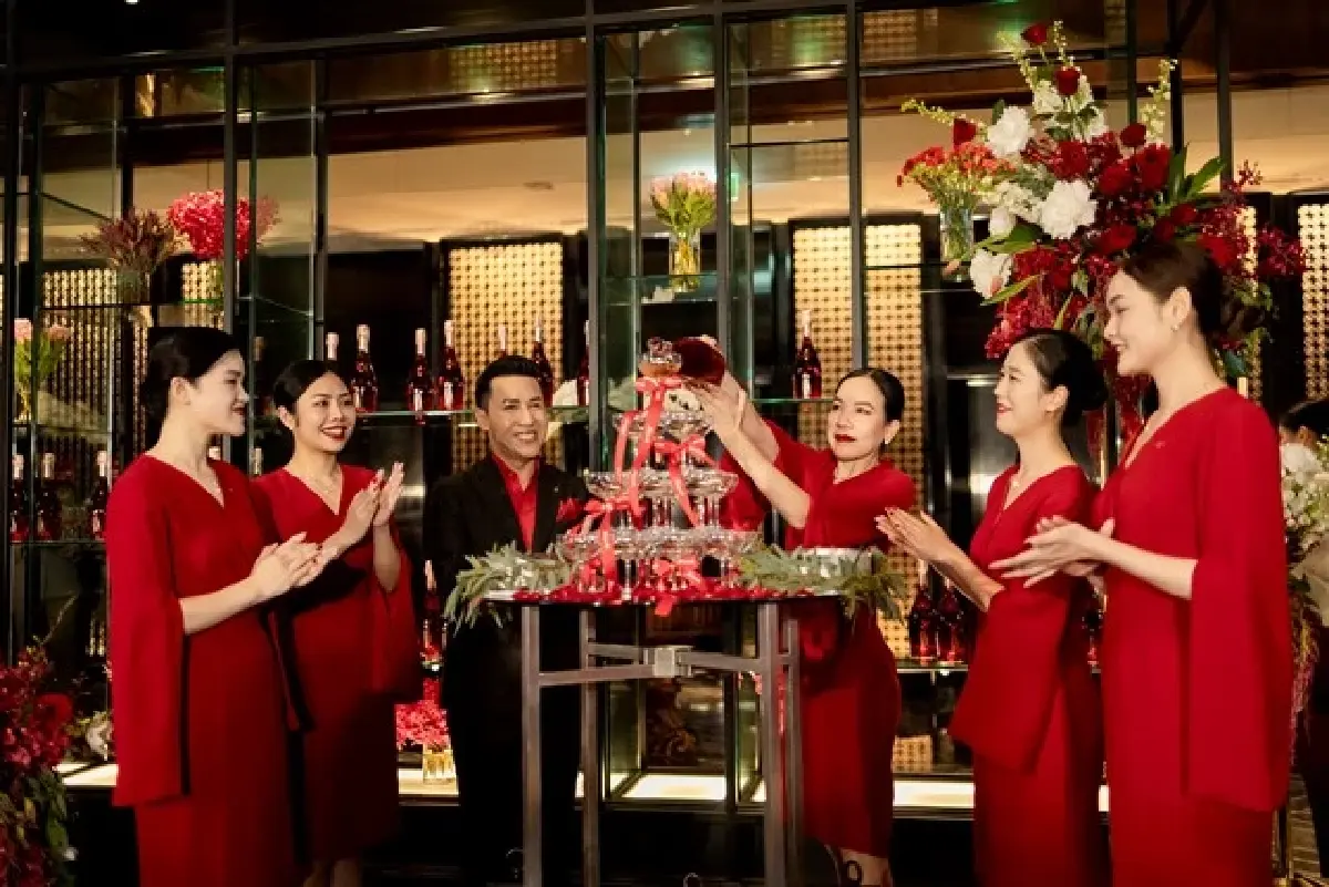 ฉลอง 15 ปี ‘Lady in Red’ และ Gentleman in Red ณ รร.สินธรเคมปินสกี้ฯ