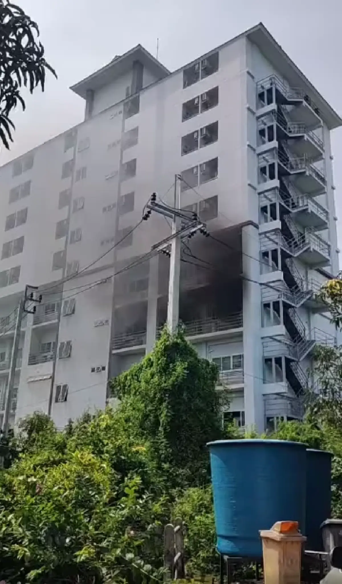 ด่วน ไฟไหม้หอพักนักกีฬา นนทบุรีวิทยาลัย เป็นอาคาร 10 ชั้น ควันโขมง