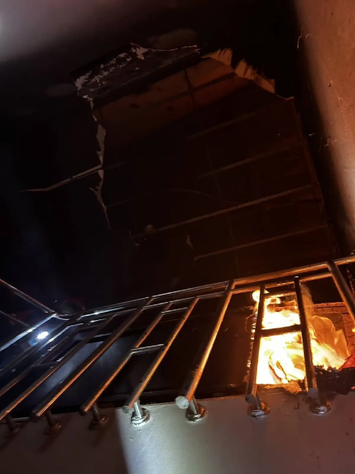 ระทึกกลางดึก 'ไฟไหม้บ้าน' ทาวน์โฮม ซอยลาดพร้าว 87 เสียหายทั้งหมด