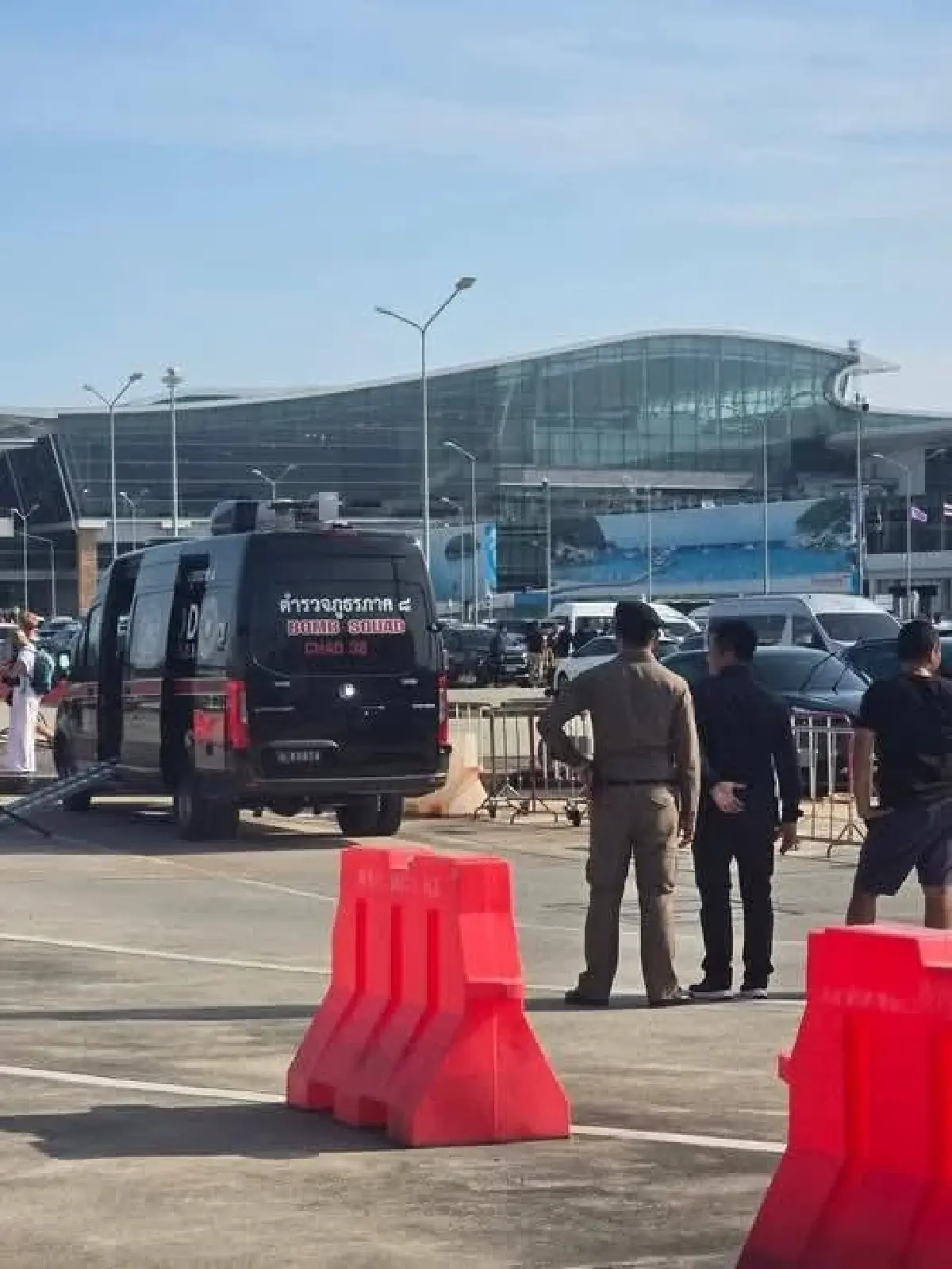 พบ จยย. ต้องสงสัย คาดซุกระเบิด กลางสนามบินภูเก็ต EOD เร่งตรวจสอบ