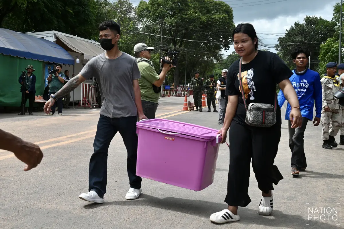 ทะลัก 'ด่านช่องจอม' ชาวกัมพูชากว่า 500 ชีวิต แห่ข้ามกลับประเทศ