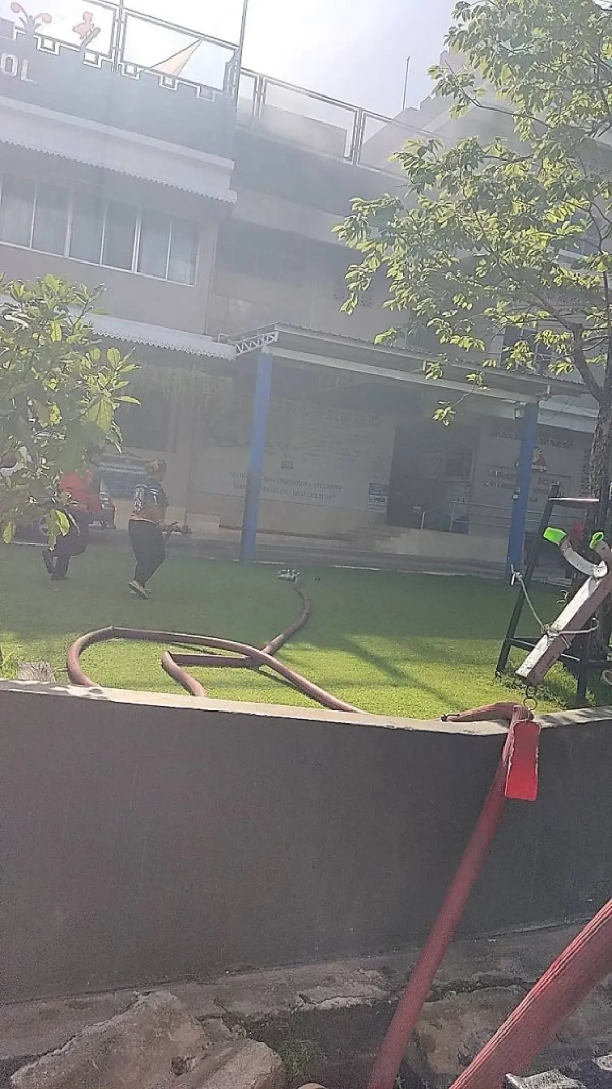 ด่วน! เกิดเหตุไฟไหม้โรงเรียนอนุบาล บางแวก 104 ควันโขมงชั้น 2