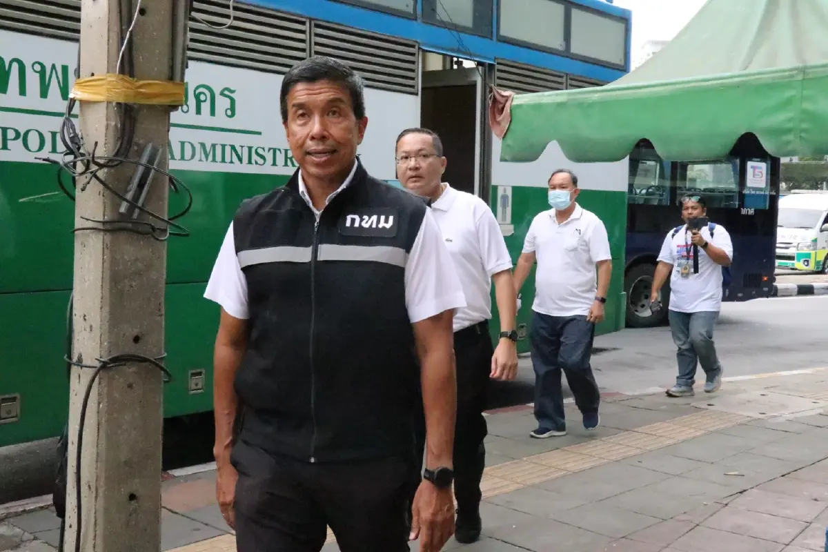 ผู้ว่าฯ ชัชชาติ นั่งวินมอไซค์ ไปอนุสาวรีย์ชัยฯ ตรวจชุมนุมใหญ่