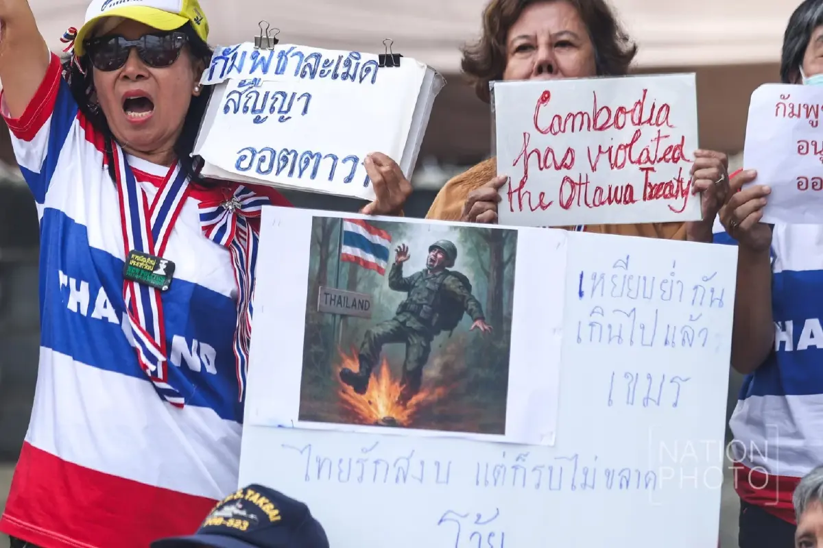 ‘ม็อบ’ บุก ‘สถานทูตกัมพูชา’ ประท้วง หลัง3ทหารไทยเหยียบกับระเบิด