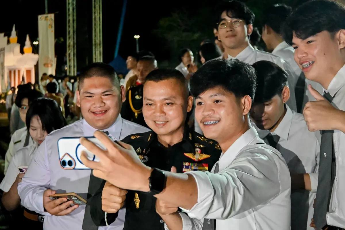 นิสิตมาเต็ม! แม่ทัพมนต์แคน 'พล.ท.บุญสิน' ขึ้นเวที บายศรีสู่ขวัญน้องใหม่