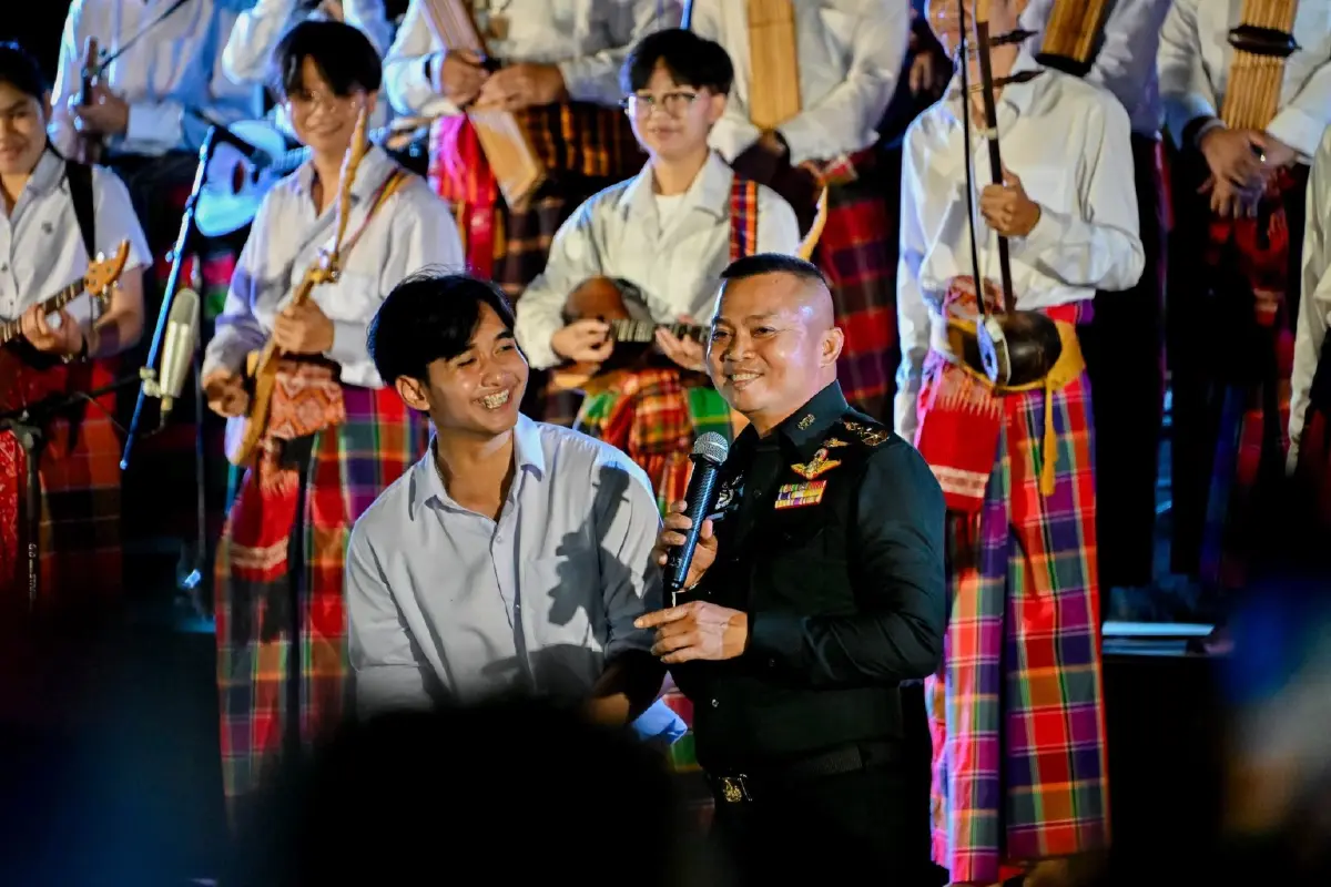 ชาตินิยม 'แม่ทัพมนต์แคน' สลายพลัง 'แดง' เบียดแซง 'ส้ม'