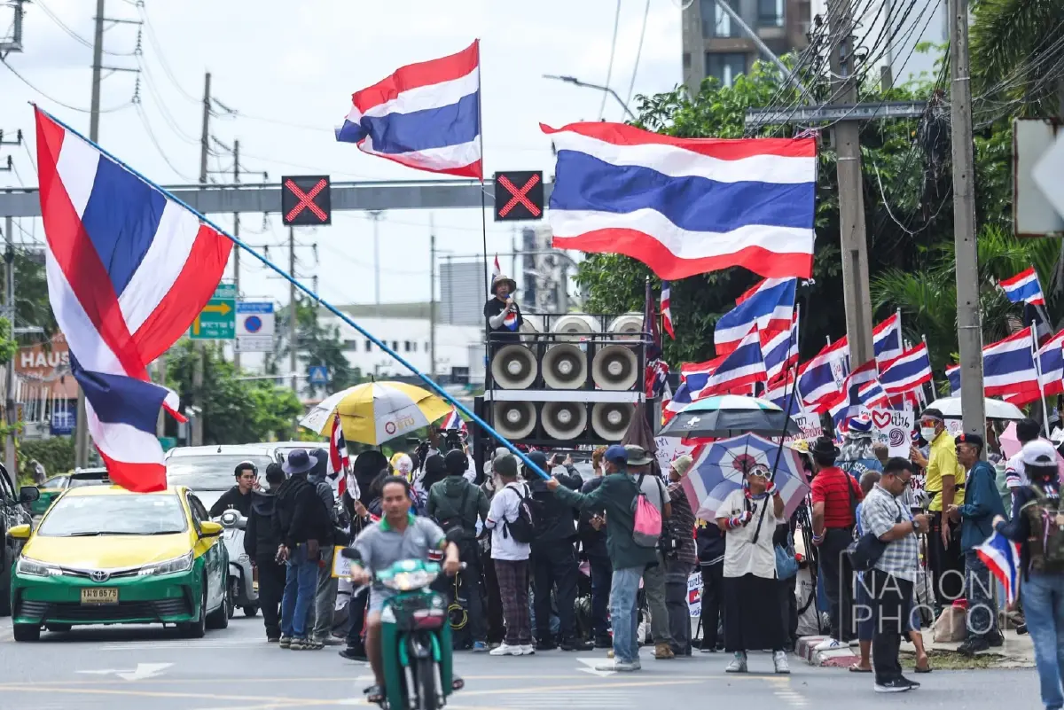 ‘ม็อบ’ บุก ‘สถานทูตกัมพูชา’ ประท้วง หลัง3ทหารไทยเหยียบกับระเบิด