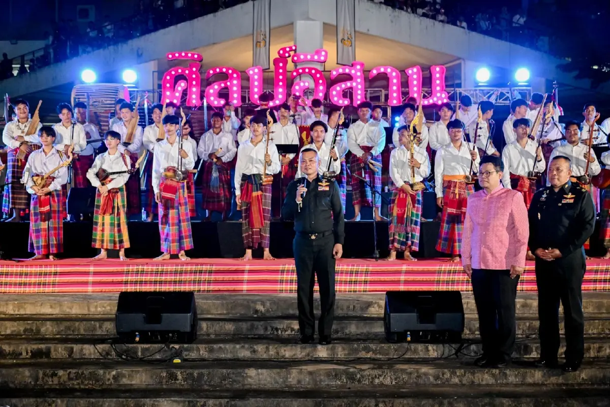 นิสิตมาเต็ม! แม่ทัพมนต์แคน 'พล.ท.บุญสิน' ขึ้นเวที บายศรีสู่ขวัญน้องใหม่