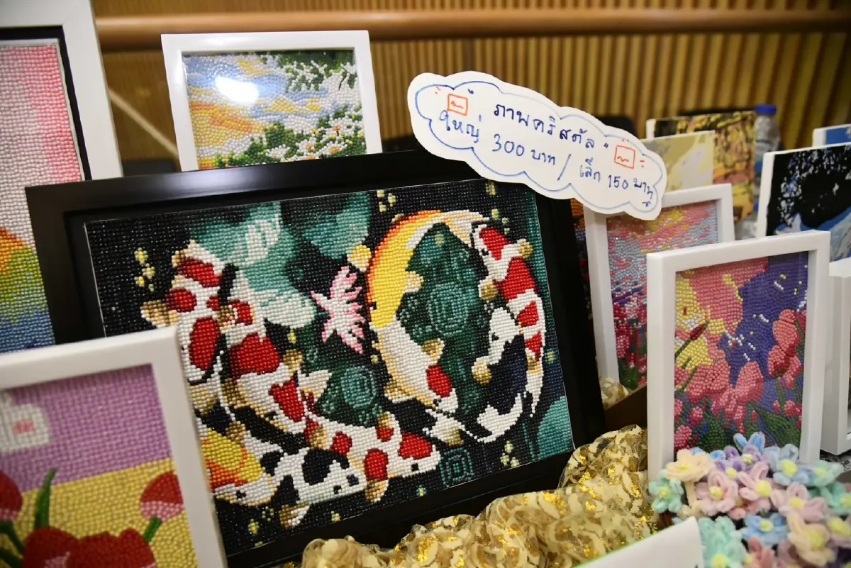 หนึ่งเดียวในโลก! “พระบรมฉายาลักษณ์” จาก “คริสตัล” 1.7 ล้านชิ้น