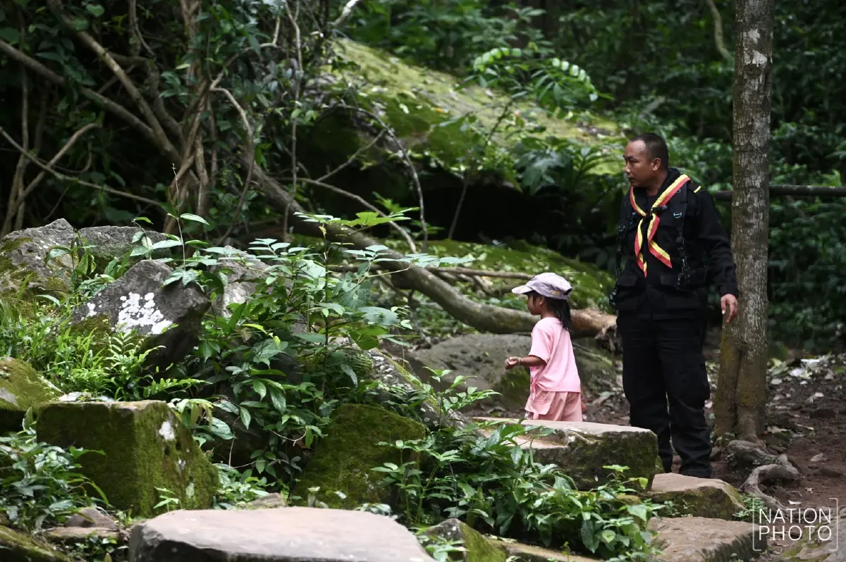 ดวงใจพ่อ! หนูน้อย 4 ขวบ ขี่คอพ่อทหารพราน เที่ยวปราสาทตาควาย