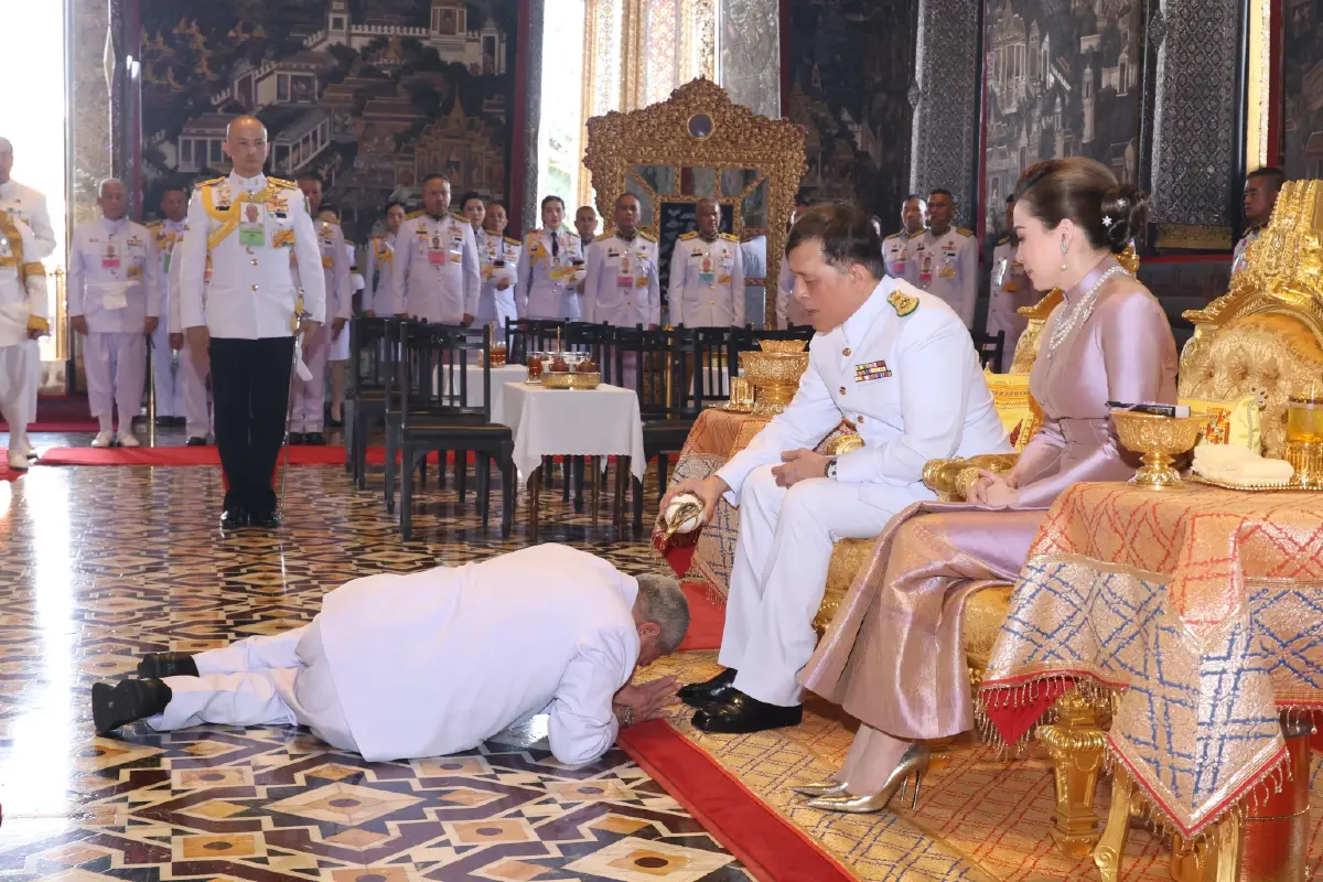 ในหลวง-พระราชินี เสด็จฯ ทรงเปลี่ยนเครื่องทรงฤดูฝน พระแก้วมรกต