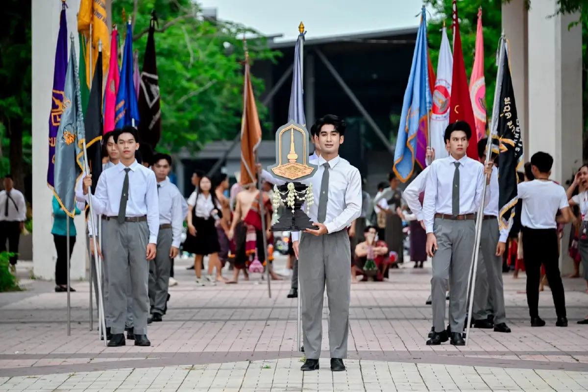 นิสิตมาเต็ม! แม่ทัพมนต์แคน 'พล.ท.บุญสิน' ขึ้นเวที บายศรีสู่ขวัญน้องใหม่