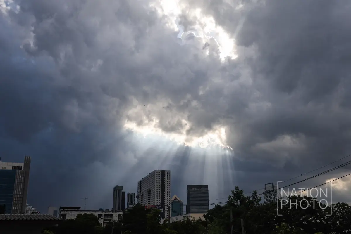 ชมชัดๆ 'ลำแสงสีทอง' ปรากฏการณ์ทินดอลล์ อวดโฉมเหนือฟ้ากรุงเทพฯ