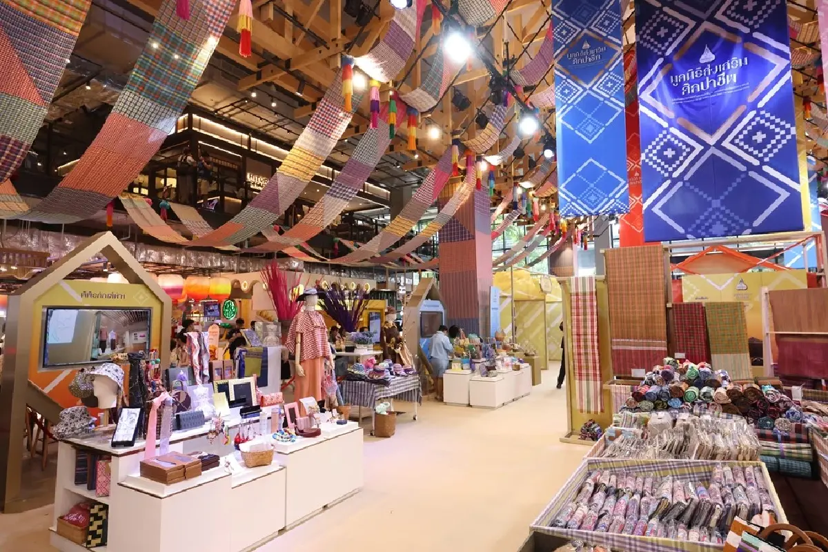 ยลโฉมผ้าไทย 'ลายสิริราชพัสตราภรณ์' ครั้งแรก! ที่เอ็มสเฟียร์