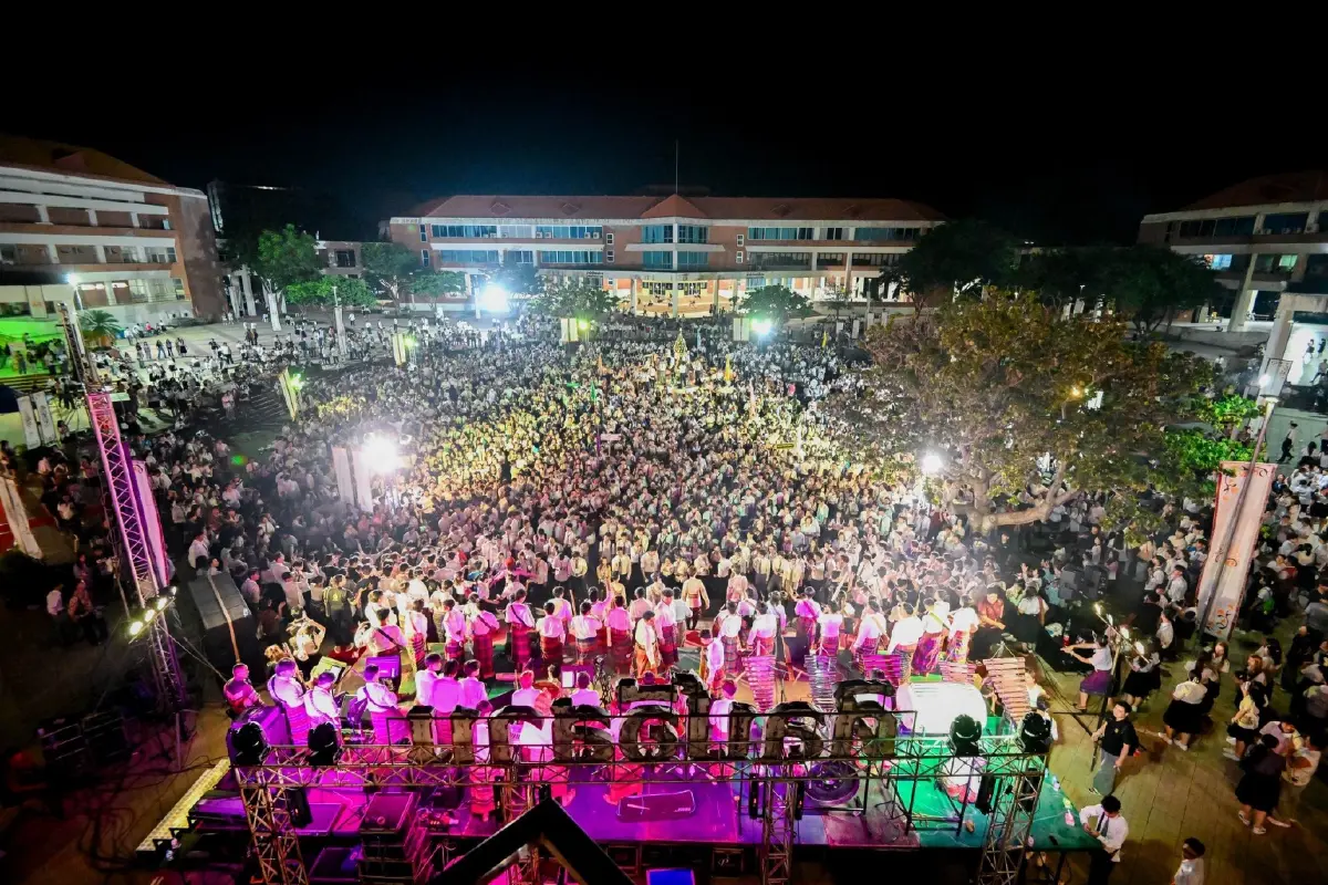 นิสิตมาเต็ม! แม่ทัพมนต์แคน 'พล.ท.บุญสิน' ขึ้นเวที บายศรีสู่ขวัญน้องใหม่