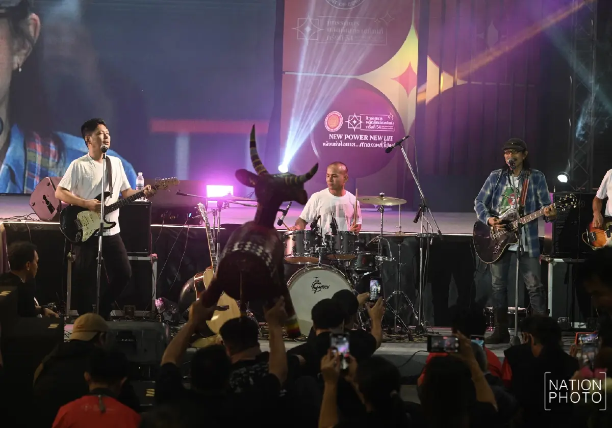 เสก โลโซ คัมแบ็ค นำทีมวงมีนบุรีขึ้นเวทีคอนเสิร์ต แอ๊ด คาราบาว ร่วมแจม