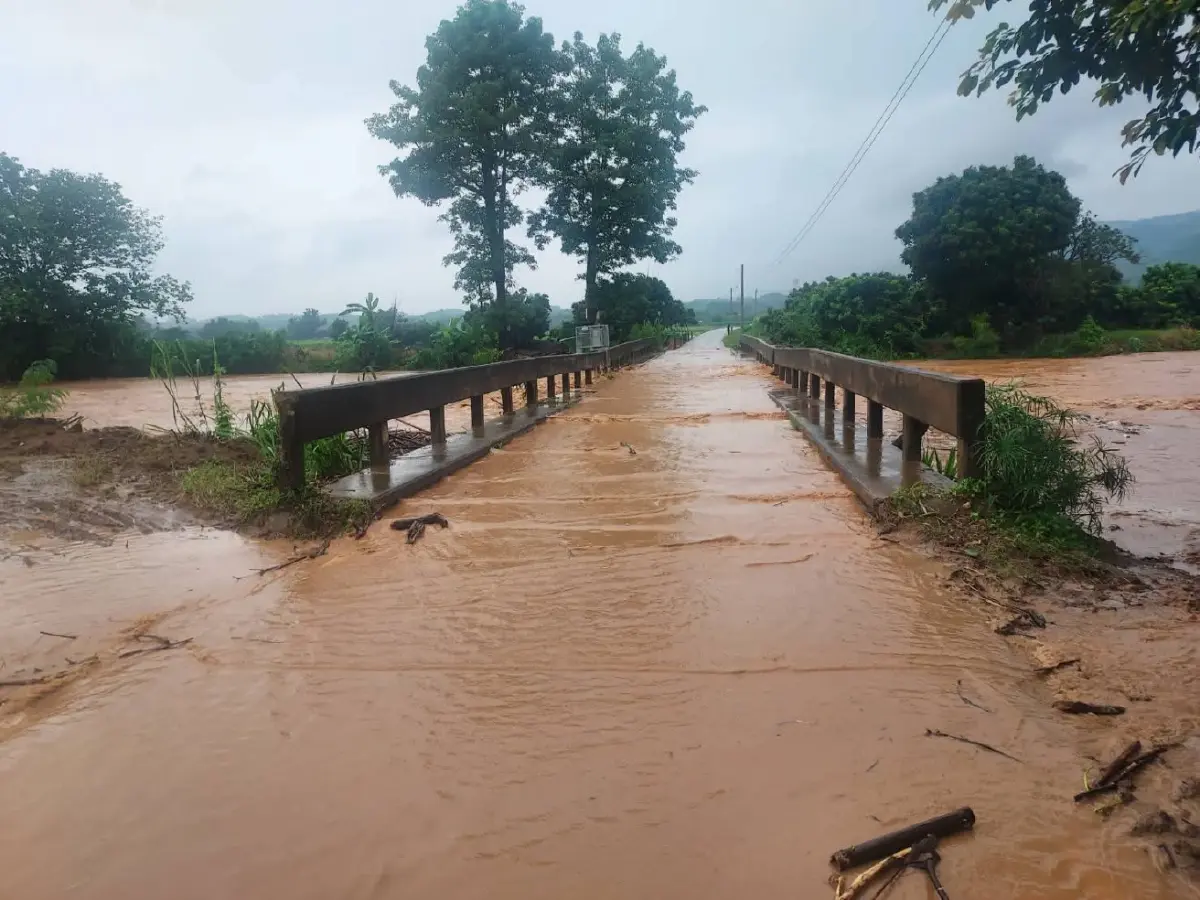 น้ำท่วมน่านอ่วม ฝนตกหนักถล่ม ทุ่งช้าง-เชียงกลาง ปภ. เตือนดินถล่ม