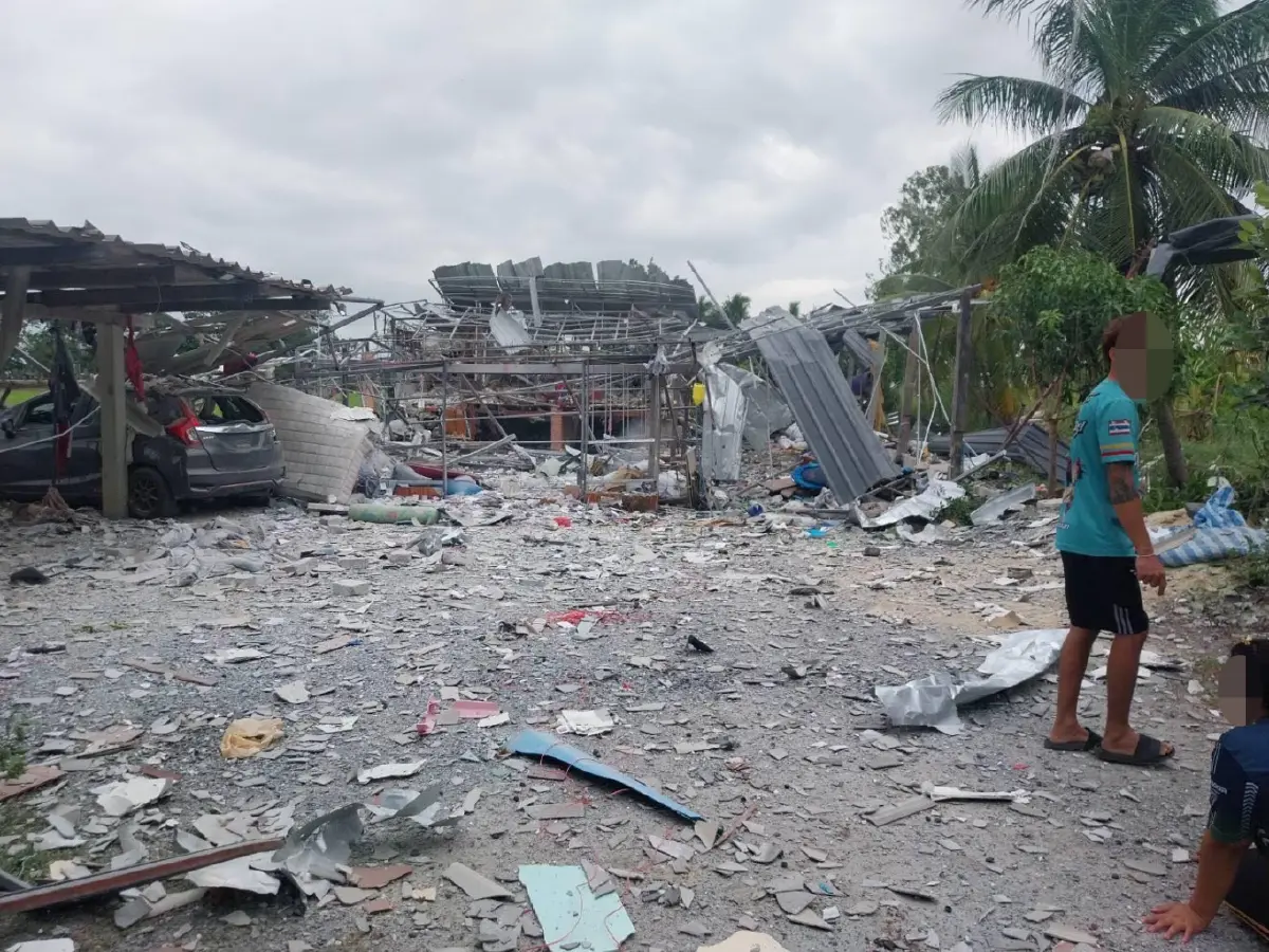 เกิดเหตุ พลุระเบิดสุพรรณบุรี บ้านพังยับ ดับสลดหลายศพ บาดเจ็บอื้อ