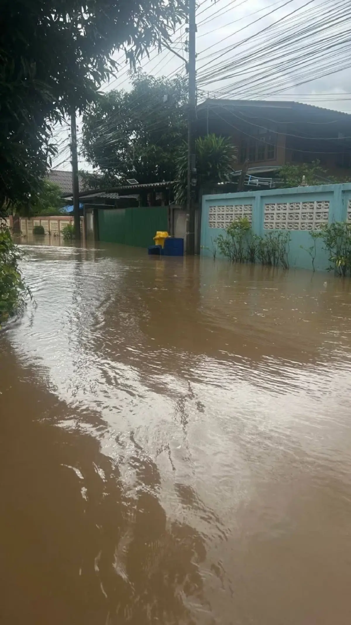 ตากวิกฤตหนัก น้ำท่วมตลาดริมเมยทะลัก 2 เมตร รถเล็กจมมิดห้ามผ่าน