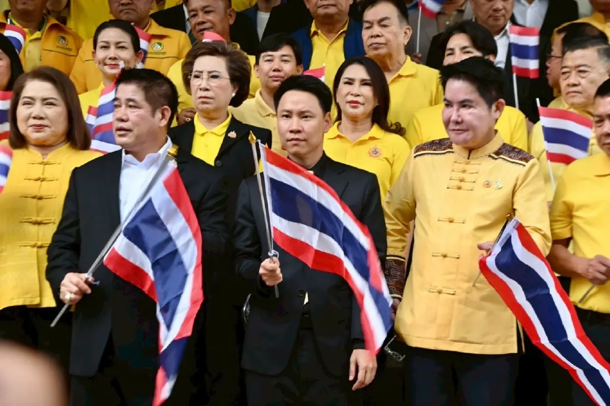 เกษตรฯร่วมมูลนิธิธรรมนัส ระดมสิ่งของช่วยผู้ประสบภัย เหตุปะทะชายแดนไทย-เขมร