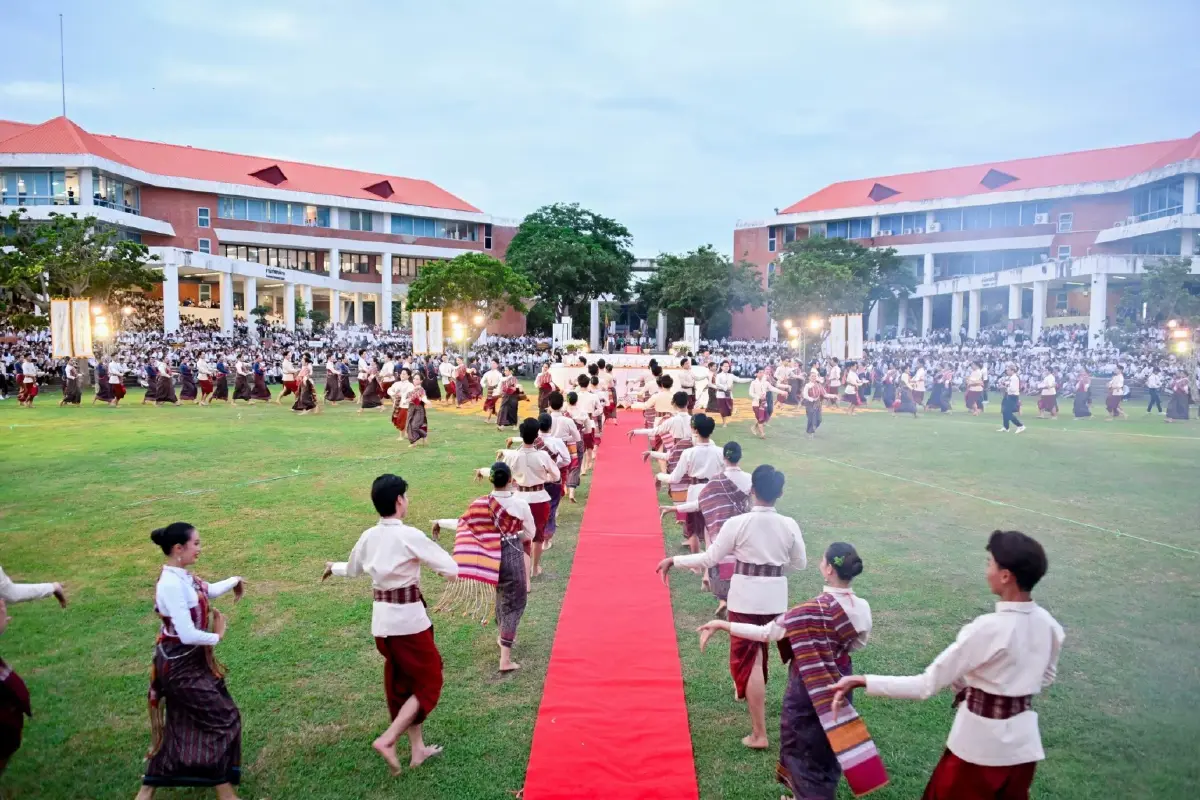 นิสิตมาเต็ม! แม่ทัพมนต์แคน 'พล.ท.บุญสิน' ขึ้นเวที บายศรีสู่ขวัญน้องใหม่