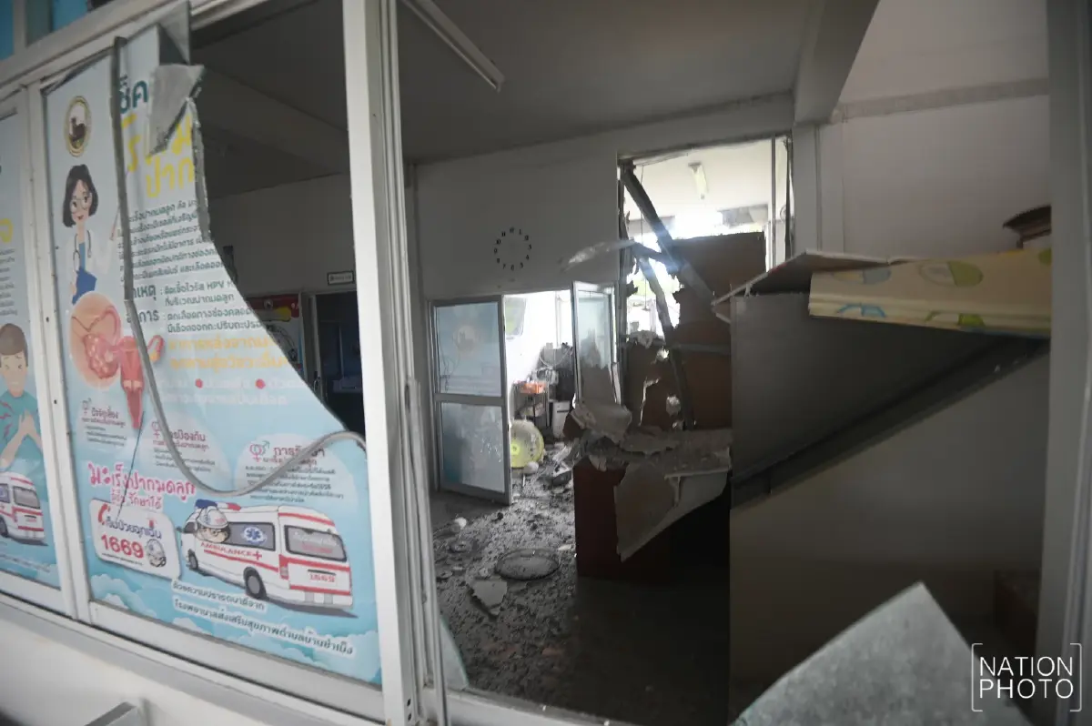 ภาพความเสียหาย รพ.สต.ศรีสะเกษ หลังถูกกระสุนปืนใหญ่กัมพูชาถล่ม