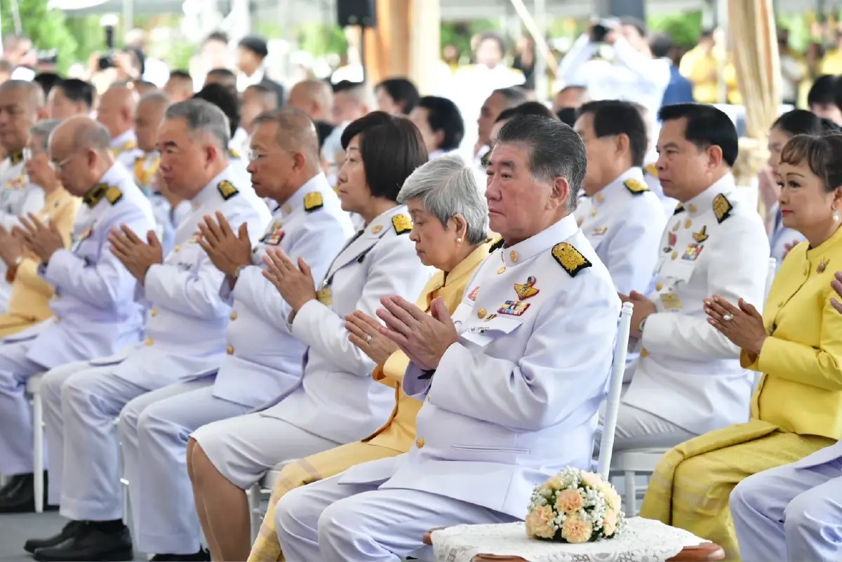 ‘ครม.’ ตักบาตร เนื่องใน วันเฉลิมฯ ‘ในหลวง’ ถวายสัตย์ มุ่งแก้ปัญหาชาติ