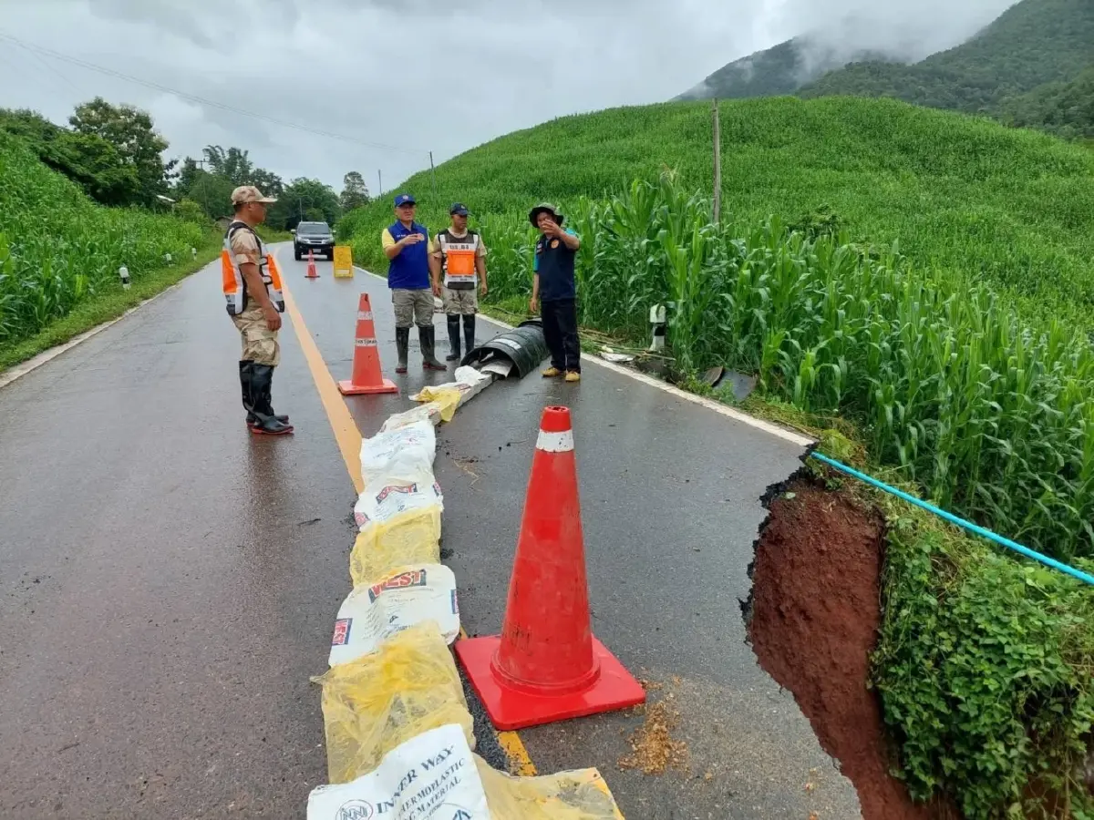 เป็นอันตราย น่านถนนทรุด ฝนตกหนัก น้ำป่ากัดเซาะทางขาด ผ่านไม่ได้