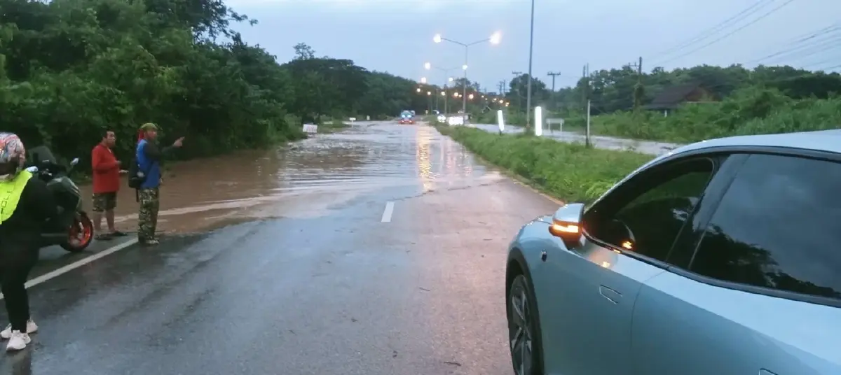 น่านอ่วม น้ำท่วมถนน 101 หน้าป้อมตำรวจเวียงสา รถเล็กผ่านไม่ได้