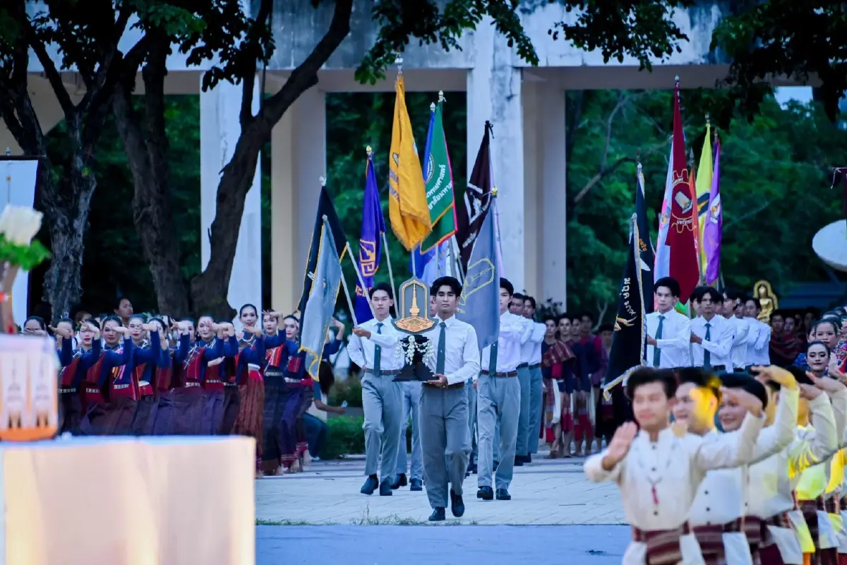 นิสิตมาเต็ม! แม่ทัพมนต์แคน 'พล.ท.บุญสิน' ขึ้นเวที บายศรีสู่ขวัญน้องใหม่