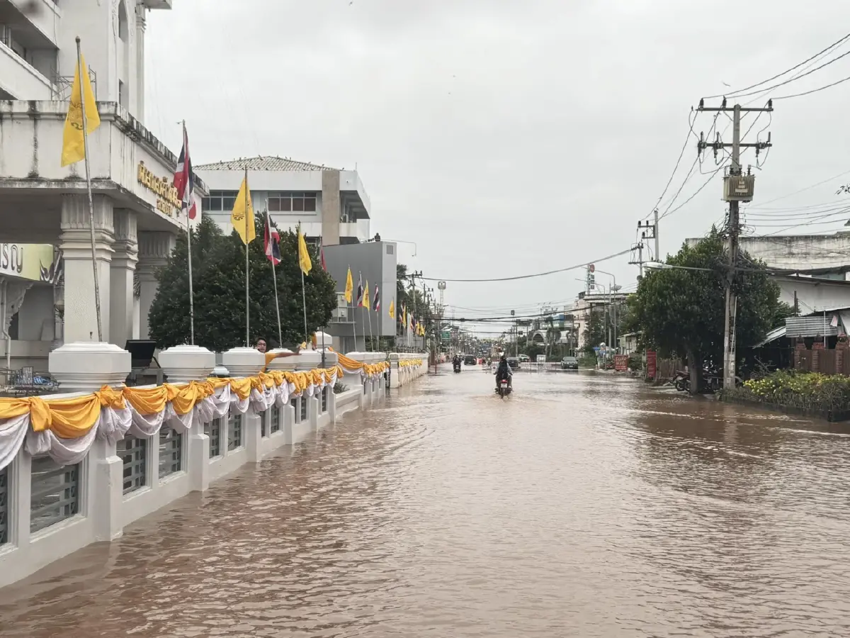ฉุกเฉินขั้นสูงสุด น้ำท่วมสุโขทัย น้ำมาเร็ว ล้นทะลักตัวเมืองแล้ว
