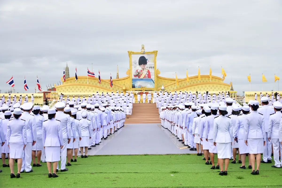 ‘ครม.’ ตักบาตร เนื่องใน วันเฉลิมฯ ‘ในหลวง’ ถวายสัตย์ มุ่งแก้ปัญหาชาติ