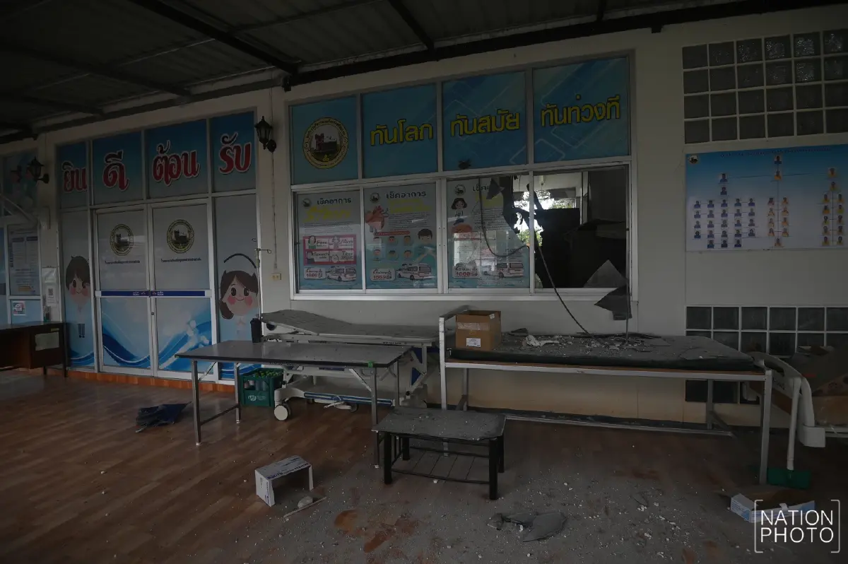 ภาพความเสียหาย รพ.สต.ศรีสะเกษ หลังถูกกระสุนปืนใหญ่กัมพูชาถล่ม