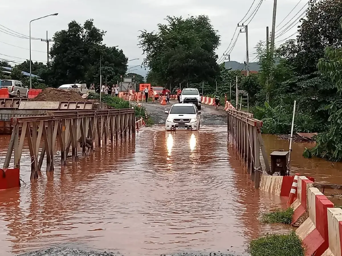 สถานการณ์น้ำท่วมอุตรดิตถ์ ถนนสายหลัก ดินโคลน เศษไม้ ทับผิวทาง