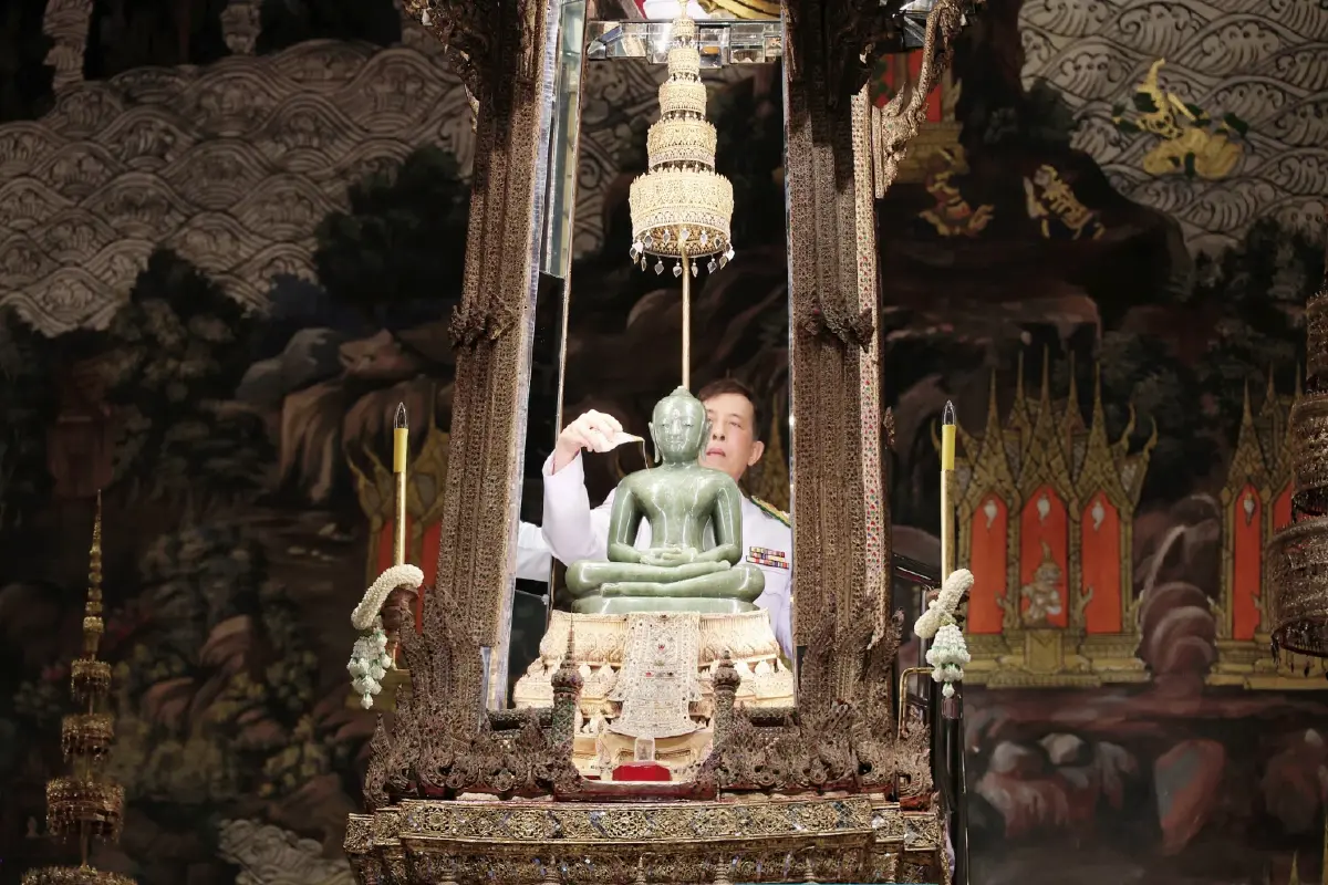 ในหลวง-พระราชินี เสด็จฯ ทรงเปลี่ยนเครื่องทรงฤดูฝน พระแก้วมรกต