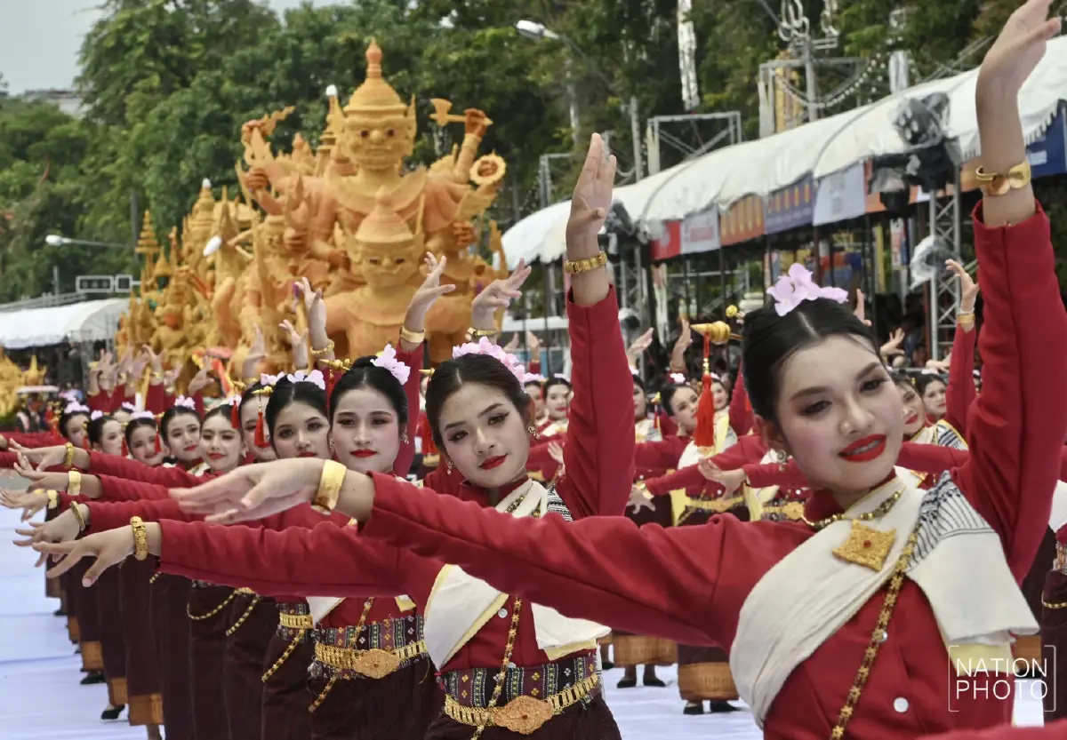 เนืองแน่น นักท่องเที่ยวแห่ชม ‘ขบวนแห่เทียนพรรษาอุบลฯ 2568’