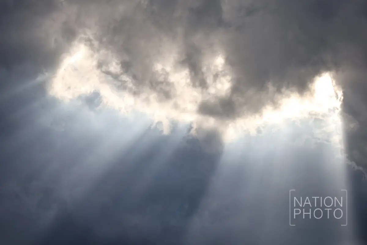 ชมชัดๆ 'ลำแสงสีทอง' ปรากฏการณ์ทินดอลล์ อวดโฉมเหนือฟ้ากรุงเทพฯ